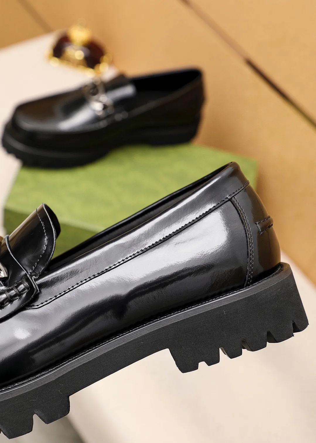 Men's shoes 💰460 💐 Product trademark: GUCCI "Gucci" casual leather shoes Regular size: 39-44 (38.45🉑️customized) Product materials: Selected imported first-layer open-edge beaded cowhide upper + luxury hardware buckle, imported water-dyed cowhide leather lining. Strong three-dimensional visual effect, foam outsole Color: 2⃣️colors available
